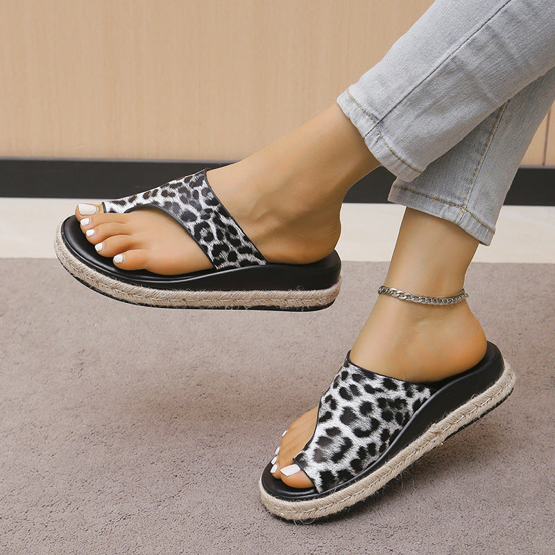 Thick Sole Slippers Women Leopard Print Toe Loop Sandals Large Size Woven Flat Shoes Wholesale